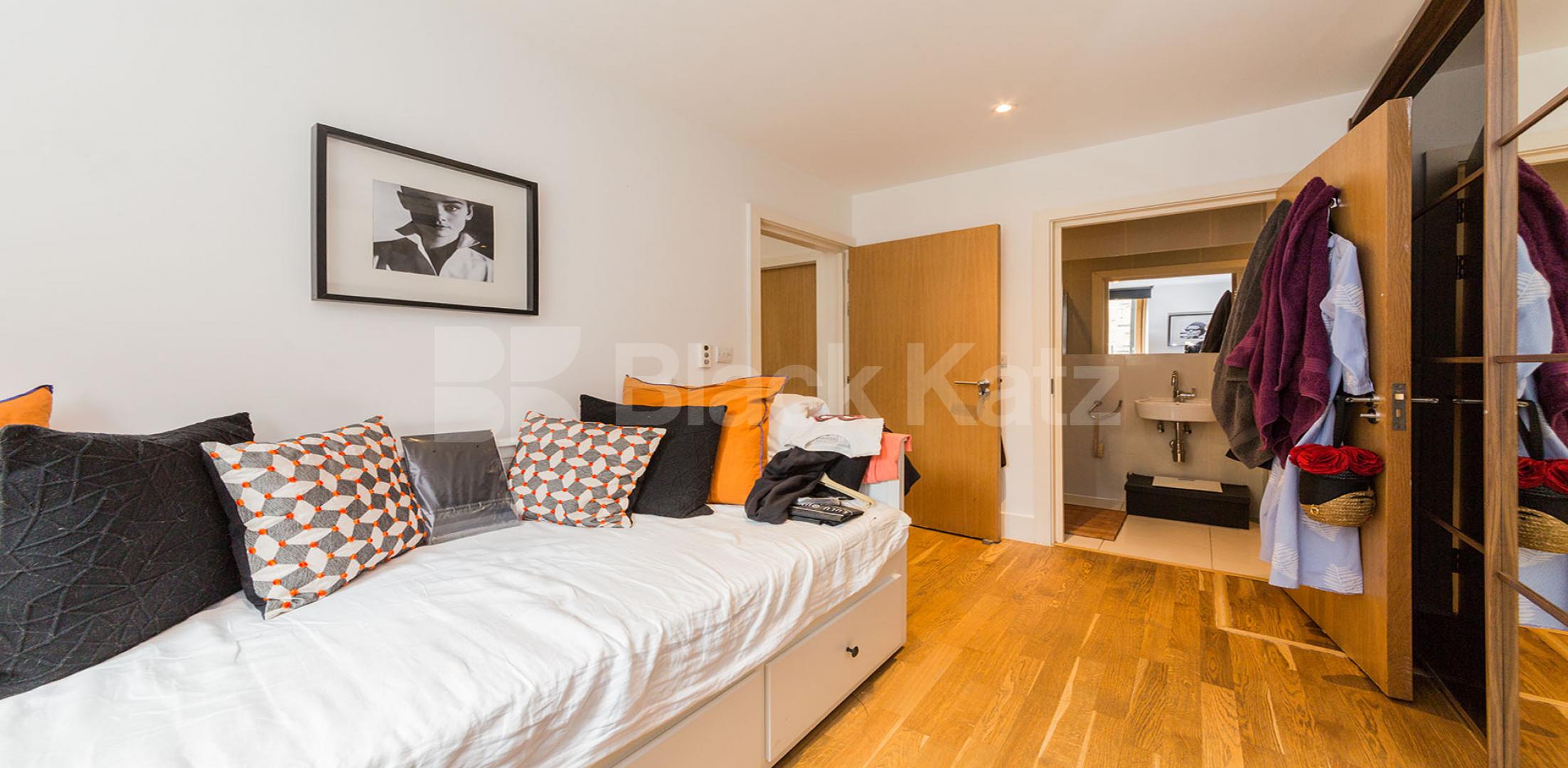 			LET BY!, 2 Bedroom, 1 bath, 1 reception House			 Camden Mews, CAMDEN